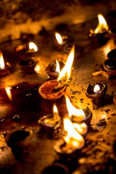 Brandende kaarsen in de Indiase tempel. Rechtenvrije Stockfoto's
