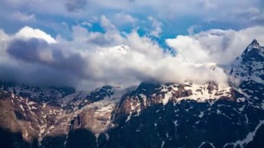 Zaman, yüksek dağ manzarasını hızlandırır. Spiti Vadisi, Himachal Pradesh, Hindistan