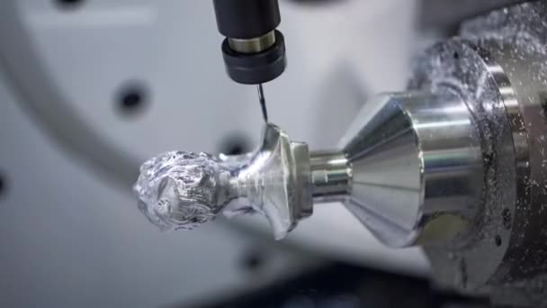 Fresadora CNC de metalurgia. Cortar metal moderna tecnología de procesamiento. — Vídeo de stock