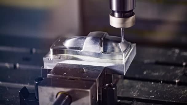 Máquina de trituração CNC Metalworking. Corte de metal moderna tecnologia de processamento. — Vídeo de Stock
