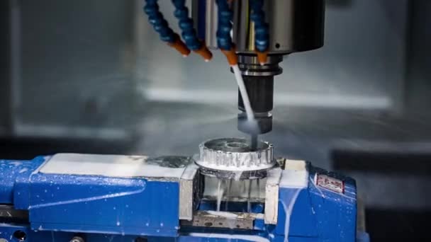 Fraiseuse CNC de travail des métaux. Découpe de métal technologie de traitement moderne.