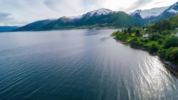 Filmagem aérea Beautiful Nature Norway. Voando sobre os lagos e fiordes. Vista da vista do pássaro-olho . — Vídeo de Stock