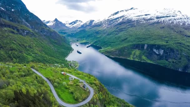 Luftaufnahmen Geiranger Fjord, Norwegen. Es handelt sich um einen 15 Kilometer langen Abzweig des Sunnylvsfjords, der vom Storfjord (Großer Fjord) abzweigt.). — Stockvideo