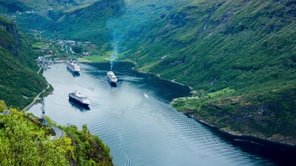 Geiranger fiyort, Norveç. Storfjorden (Büyük Fiyort) 'un bir kolu olan Sunnylvsfjorden' den 15 km (9.3 mi) uzunluğunda bir daldır.). — Stok video