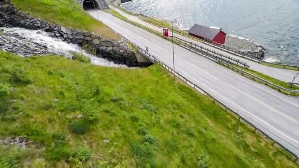Camino de filmación aérea en Noruega. Hermosa naturaleza Noruega — Vídeos de Stock