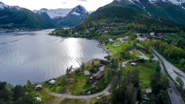 Luchtfoto 's Prachtige Natuur Noorwegen. Over de meren en fjorden vliegen.Uitzicht vanuit vogelperspectief. — Stockvideo