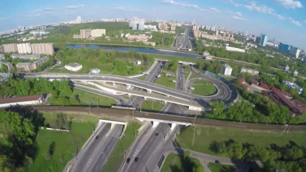Vista aérea de una intersección de autopista . — Vídeos de Stock