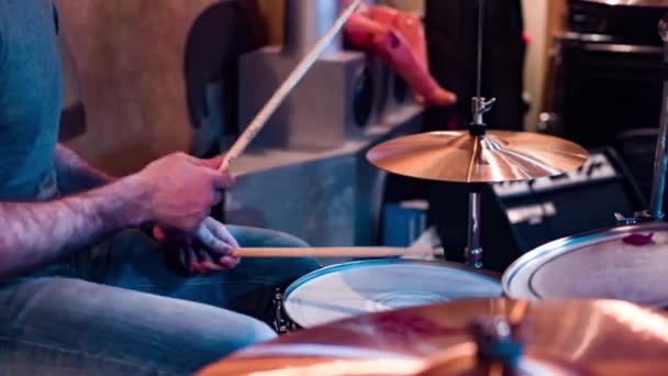 Musiker spelar trummor på scen — Stockvideo