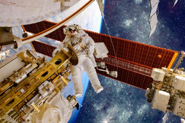 Uluslararası Uzay İstasyonu ve astronot.