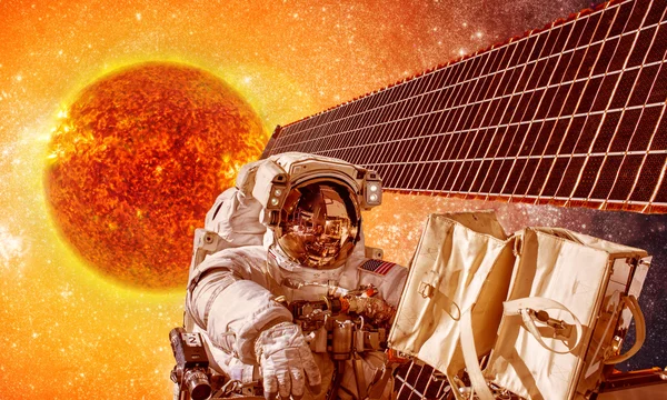 Rymdfarkoster och astronauter i rymden om bakgrunden sun star — Stockfoto