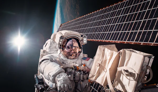 Estação Espacial Internacional e astronauta . — Fotografia de Stock