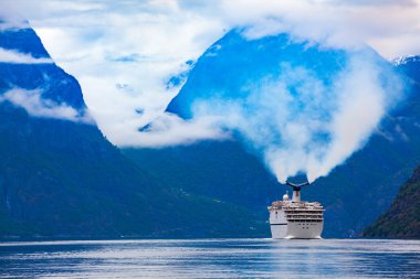 Cruise gömlekleri üzerinde Hardanger fjorden