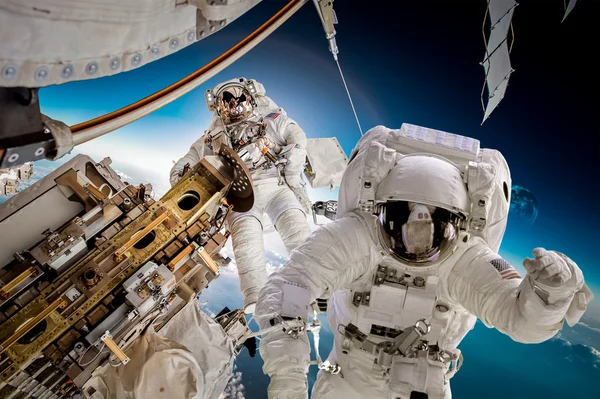 Uluslararası Uzay İstasyonu ve astronot.