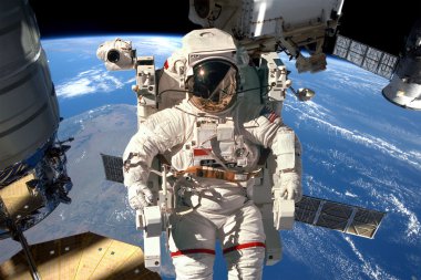 Uluslararası Uzay İstasyonu ve astronot.