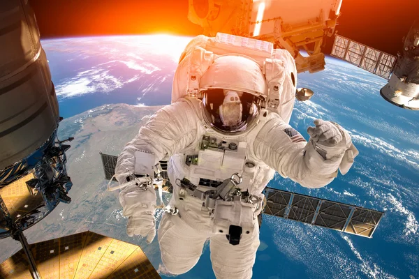 Mezinárodní kosmická stanice a astronaut. — Stock fotografie