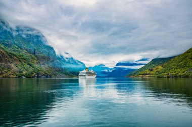 Cruise gömlekleri üzerinde Hardanger fjorden