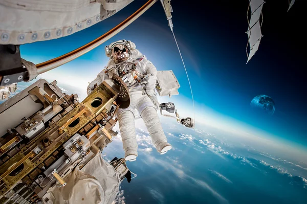 Internationella rymdstationen och astronaut. — Stockfoto