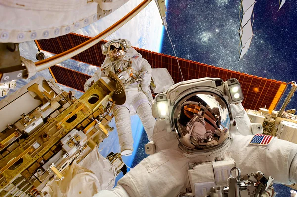 Internationaal ruimtestation en astronaut. — Stockfoto