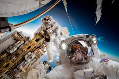 Uluslararası Uzay İstasyonu ve astronot.