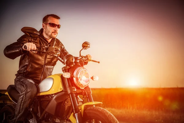 Motosikletli bir motorcu — Stok fotoğraf