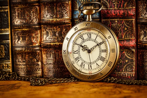 Livres anciens et montre de poche Vintage — Photo