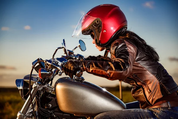 Motociclista chica en una motocicleta — Foto de Stock