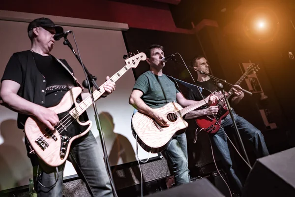 La banda actúa en el escenario — Foto de Stock