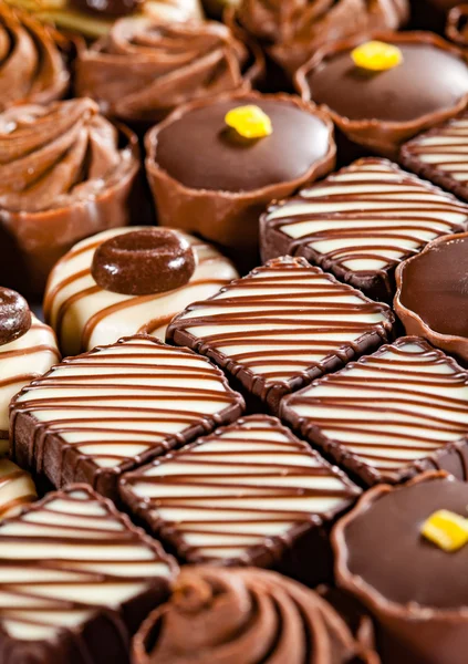 Choklad godis i rutan på nära håll — Stockfoto
