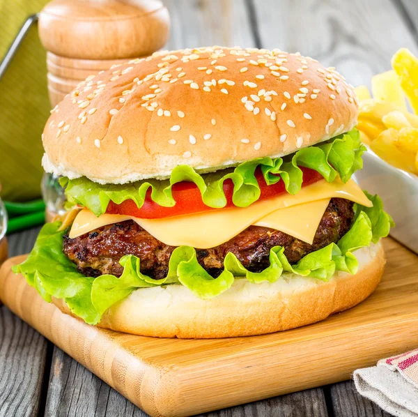 Lecker und appetitlich Hamburger Cheeseburger — Stockfoto