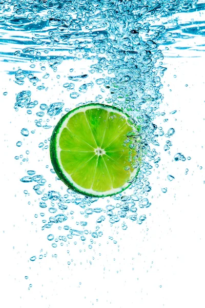 Grüner Kalk im Wasser. — Stockfoto