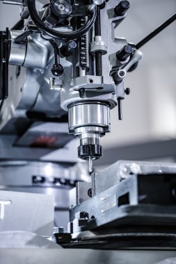 Metal işleme frezeleme makinesi. Kesme metal modern işleme te