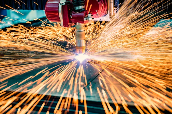 CNC Cięcie laserowe metalu, nowoczesna technologia przemysłowa. — Zdjęcie stockowe