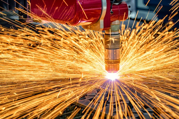 CNC Taglio laser di metallo, moderna tecnologia industriale. — Foto Stock