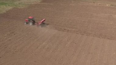 hasat alanında traktör