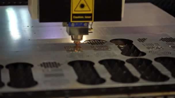 Laserové řezání kovu — Stock video