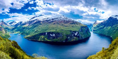 Geiranger fijord, Güzel Doğa Norveç. Storfjorden (Büyük Fiyort) 'un bir kolu olan Sunnylvsfjorden' den 15 km (9.3 mi) uzunluğunda bir daldır.).