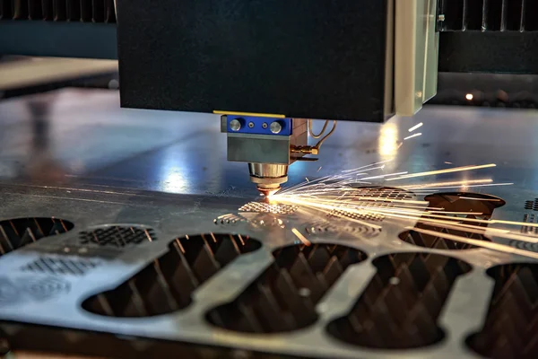 CNC Corte por láser de metal, tecnología industrial moderna. . — Foto de Stock