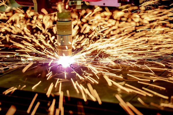 CNC corte por plasma láser de metal, tecnología industrial moderna . — Foto de Stock