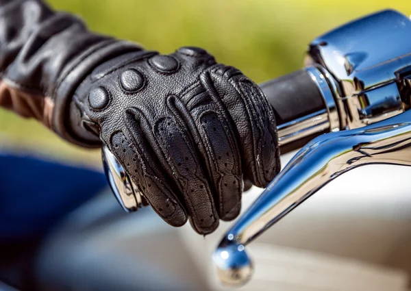 Mâna umană într-o mănușă de curse de motociclete deține un control al accelerației motocicletei. Protecția mâinilor împotriva căderilor și accidentelor . — Fotografie, imagine de stoc