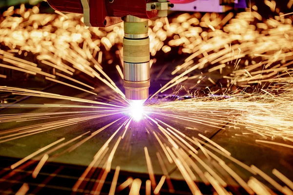CNC Laser corte a plasma de metal, tecnologia industrial moderna . — Fotografia de Stock
