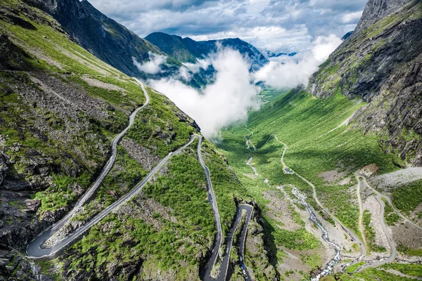 Sentier du Troll Trollstigen ou Trollstigveien route de montagne sinueuse — Photo