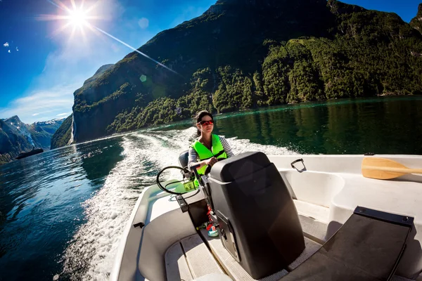 Mulher dirigindo um barco a motor — Fotografia de Stock