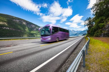 Norveç'te yolda seyahat turizm otobüs