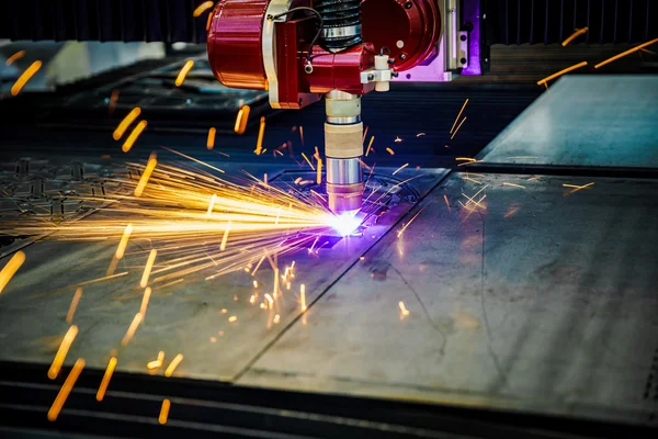 Découpe plasma CNC laser de métal, technologie industrielle moderne . — Photo
