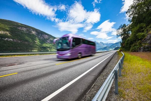 Autobus turystyczny podróży na drodze w Norwegii — Zdjęcie stockowe