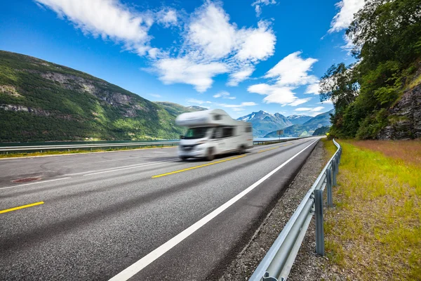 Caravan auto reizen op de snelweg. — Stockfoto