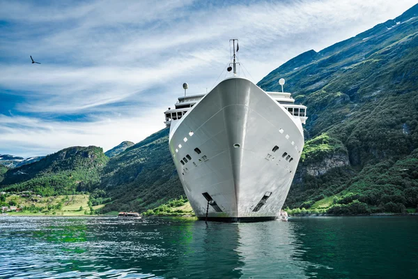 Kreuzfahrtschiffe auf dem Geiranger Fjord, Norwegen — Stockfoto