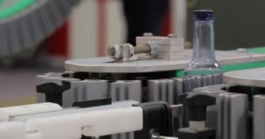 Üretim hattındaki şişeler fabrika veya fabrika