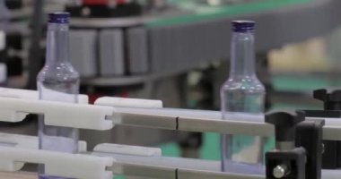 Üretim hattındaki şişeler fabrika veya fabrika