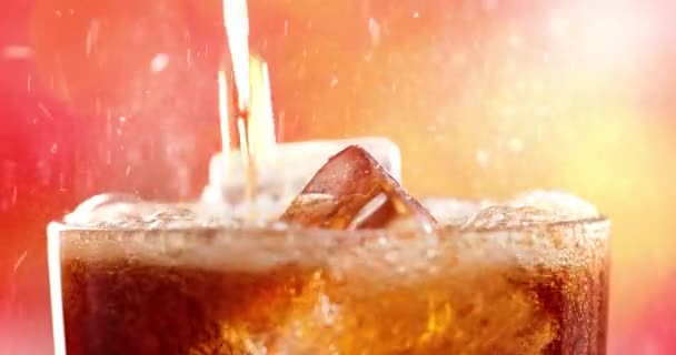 Vaso Cola Cola Hielo Con Burbujas Salpicantes Cámara Lenta Sobre — Vídeos de Stock